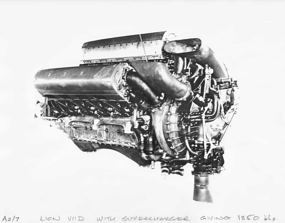 Специальный гоночный авиамотор Нэпир «Лайон» Mk. VIID с приводным центробежным нагнетателем типа GIV ING. Такой двигатель устанавливался на гидроплане Глостер VI «Голден Эрроу»
